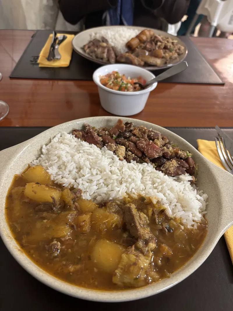 Prato do buffet, arroz, feijão e carne guisada